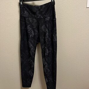Size M Snake Print Black 7/8 Leggings Old Navy